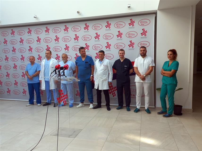 БАЊАЛУКА, 7. СЕПТЕМБРА /СРНА/ - Универзитетски клинички центар /УКЦ/ Републике Српске, поред хладних операција, успјешно ради и отворене веома тешке повреде срца, што доказује спасен живот пацијента са напукнућем десне срчане преткоморе, изјавио је генерални директор УКЦ-а Владо Ђајић.	

