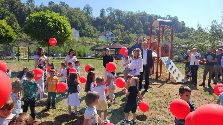 БАЊАЛУКА, 7. СЕПТЕМБРА /СРНА/ - У Лопарама је данас свечано отворено игралиште за малишане Дјечијег вртића "Лопаре", вриједан 20.000 евра, што је пројекат компаније "М:тел".