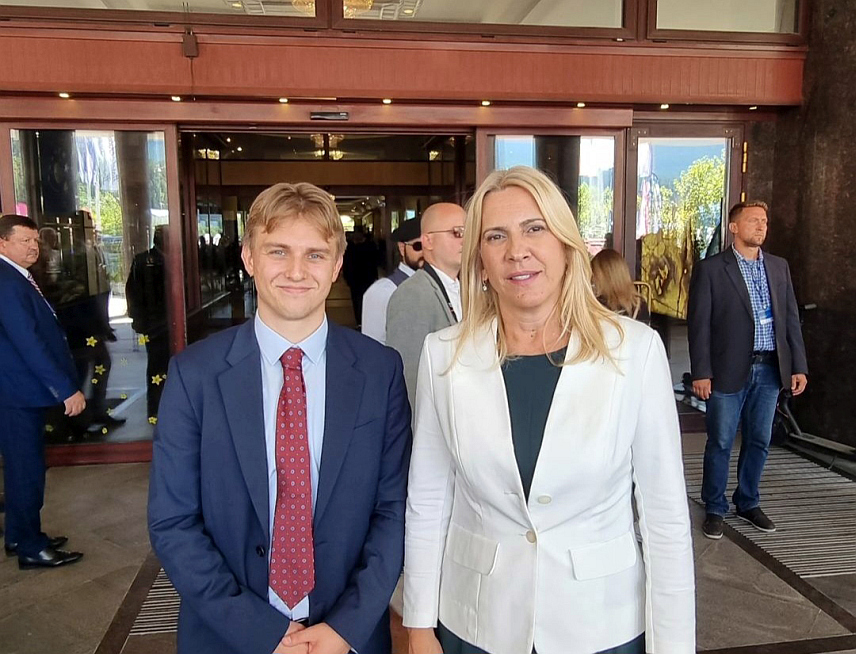 КАРПАЧ, 7. СЕПТЕМБРА /СРНА/ - Српски члан Предсједништва БиХ Жељка Цвијановић на Економском форуму у Карпачу срела је Миколаја који је, као студент српског језика и књижевности у Гдањску, боравио на студентској размјени у Бањалуци, те јој пренио да ће Бањалуку и Републику Српску заувијек носити у срцу.