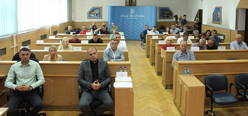 ЗВОРНИК, 7. СЕПТЕМБРА /СРНА/ - Скупштина града Зворника усвојила је данас Извјештај о извршењу градског буџета за првих шест мјесеци ове године у коме се наводи да укупна буџетска средства, примици/приливи и неискориштена средства по основу обвезница и кредита из претходних година износе око 13,2 милиона КМ.