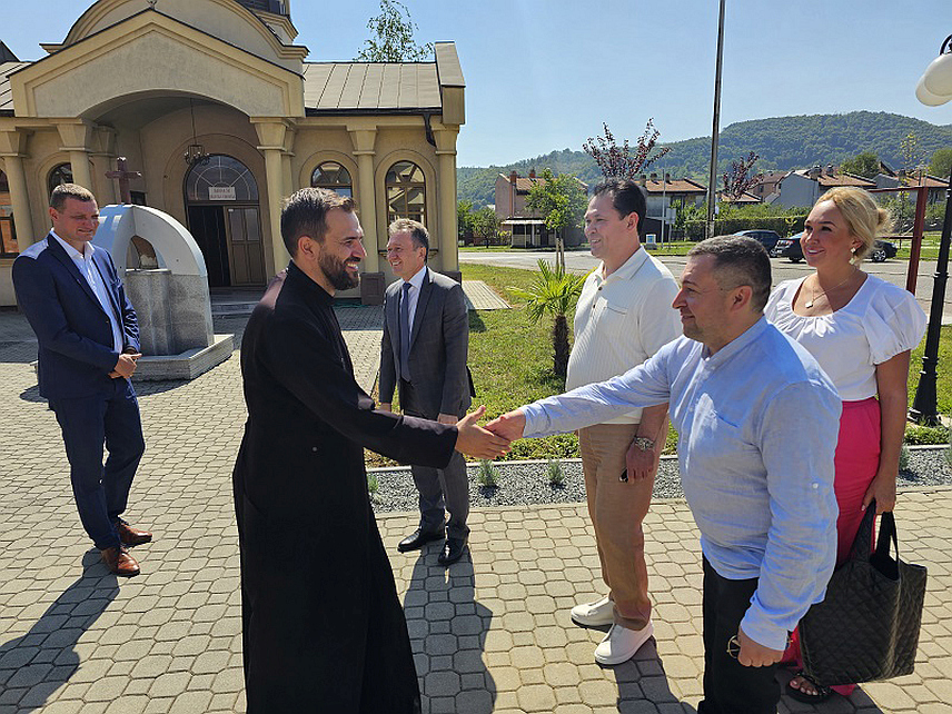 УГЉЕВИК, 7. СЕПTЕМБРА /СРНА/ - Начелник општине Угљевик Василије Перић и предсједником Скупштине општине Зоран Лазић угостили су данас руског бизнисмена и добротвора Игора Самкаева који је у друштву члана Свјетске асоцијације хармоникаша Александра Селиванова посјетио ову подмајевичу општину.