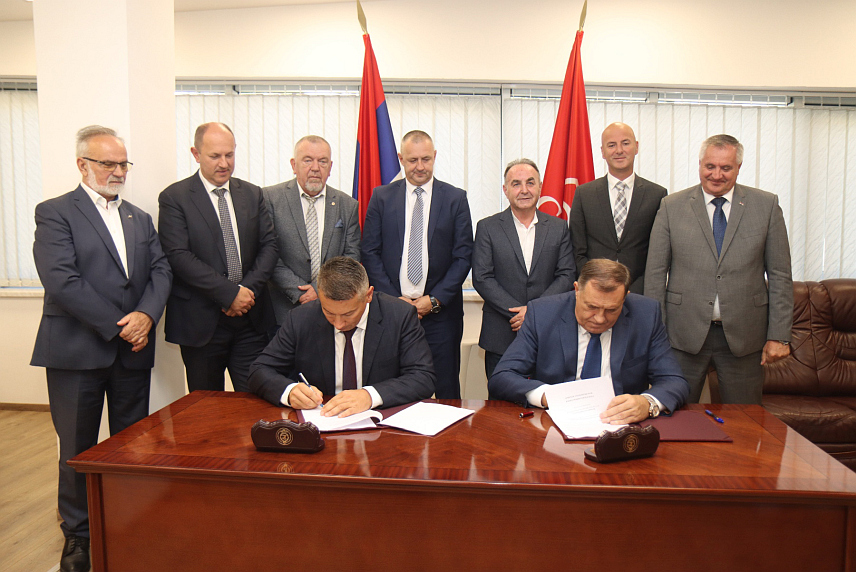 БАЊАЛУКА, 7. СЕПТЕМБРА /СРНА/ - Предсједници СНСД-а Милорад Додик и ДНС-а Ненад Нешић потписали су данас Споразум о међусобној коалиционој сарадњи те двије странке.