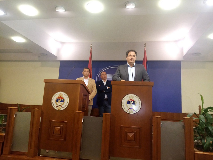 БАЊАЛУКА, 7. СЕПТЕМБРА /СРНА/ - Шеф Клуба посланика СДС-а у Народној скупштини Републике Српске Вукота Говедарица на конференцији за новинаре.