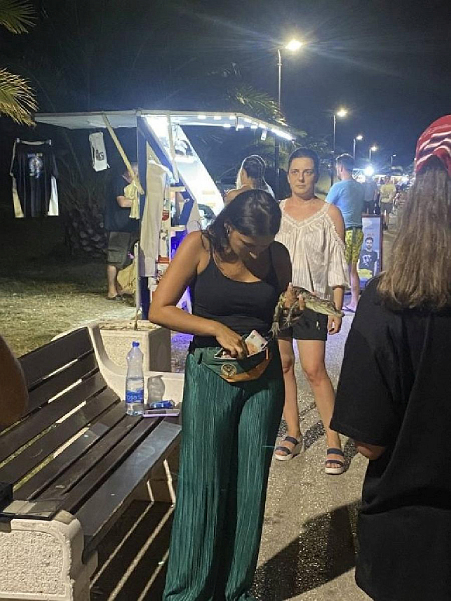 ПОДГОРИЦА, 7. СЕПТЕМБРА /СРНА/ - Из Центра за истраживање птица Црне Горе саопштено је да Управа за инспекцијске послове није реаговала ни на једну од пет иницијатива за поцесуирање лица која су током љета пружала услуге фотографисања са егзотичним животињама, а у једном случају инспектор је у Бару пустио лице које је шетало са кајманом за којег није имало дозволу.