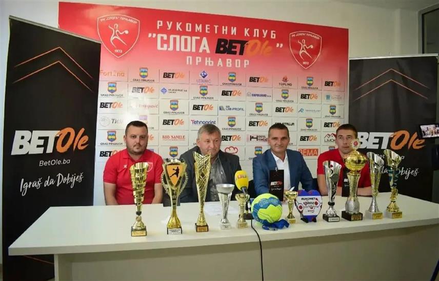 ПРЊАВОР, 7. СЕПТЕМБРА /СРНА/ - Рукометни клуб /РК/ "Слога" из Прњавора и компанија "БетОле" потписали су данас једногодишњи спонзорски уговор пред почетак нове сезоне Прве лиге Републике Српске.