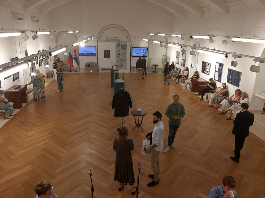 БЕОГРАД, 7. СЕПТЕМБРА /СРНА/ - У Руском дому у Београду вечерас је отворена изложба московског Државног музеја Лава Толстоја под називом "Толстој и Србија" на којој су изложени материјали који говоре о везама знаменитог руског и свјетског писца са Србијом, њеном историјом и културом и представљању српског питања у стваралаштву овог писца.