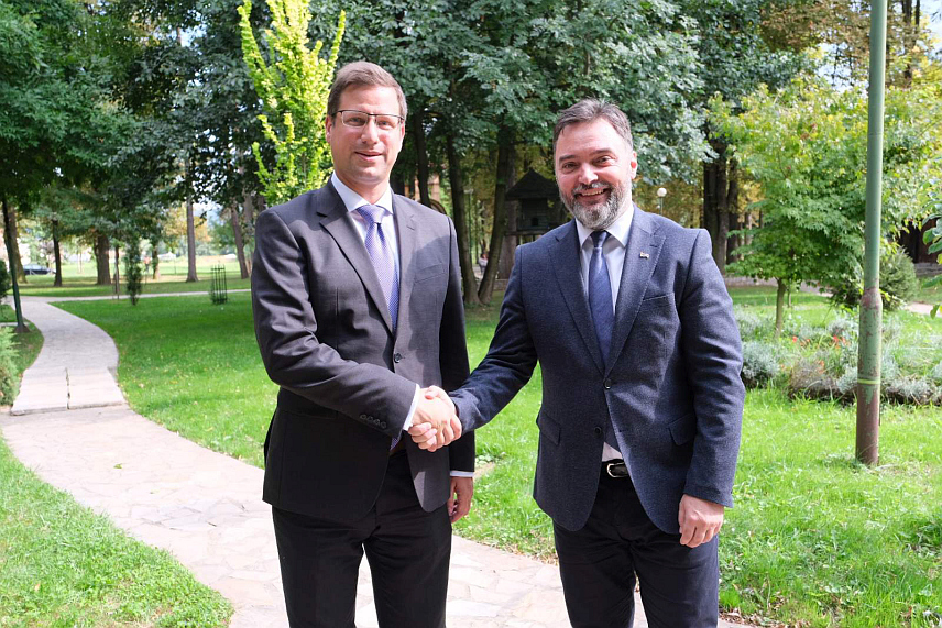 ИСTОЧНО САРАЈЕВО, 7. СЕПТЕМБРА /СРНА/ - Министар спољне трговине и економских односа у Савјету министара Сташа Кошарац са делегацијом Владе Мађарске коју је предводио министар Гергељ Гуљаш.