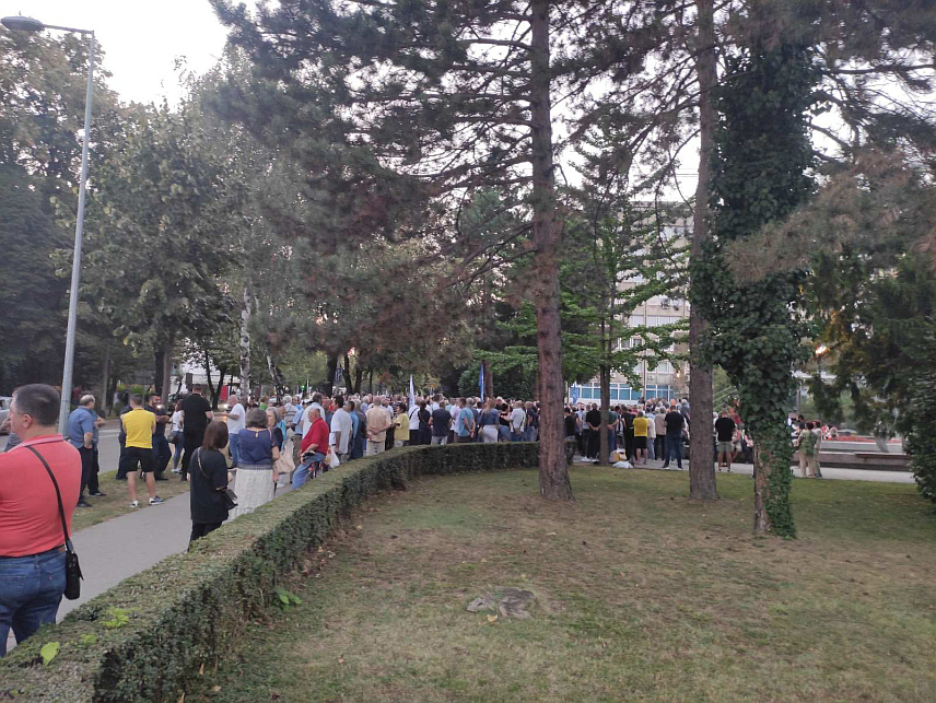 БАЊАЛУКА, 7. СЕПТЕМБРА /СРНА/ - Представници опозиционих странака СДС-а, ПДП-а, листе "За правду и ред" и Народног фронта окупили су се вечерас испред Народне скупштине Републике Српске упркос томе што је Полицијска управа Бањалука донијела рјешење којим се не дозвољава окупљање на платоу испред парламента.