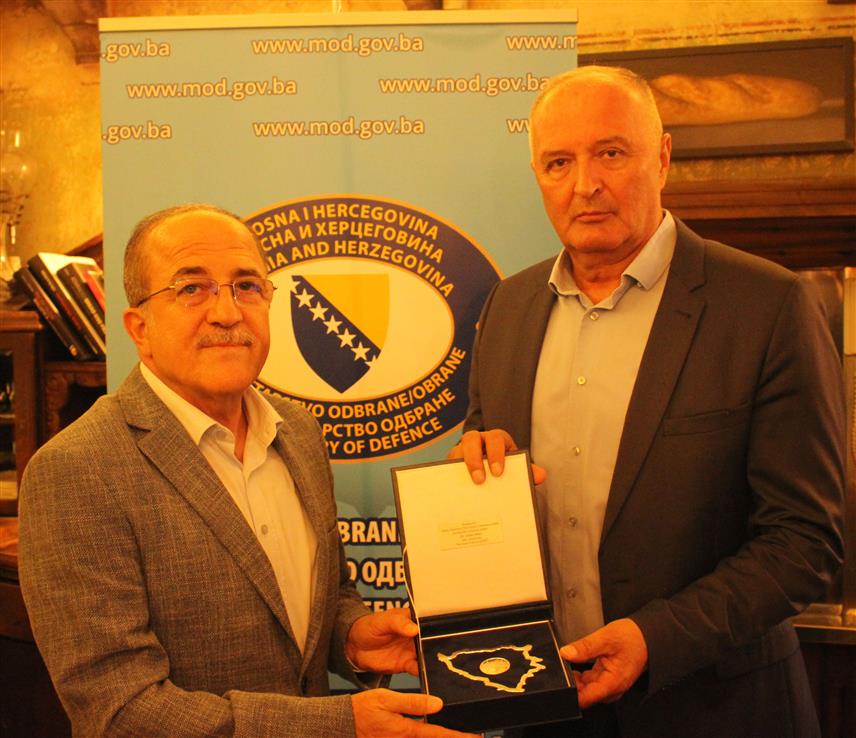 САРАЈЕВО, 7. СЕПТЕМБРА /СРНА/ - Министар одбране у Савјету министара Зукан Хелез разговарао је данас са замјеником министра одбране Турске Суајом Алпајом.