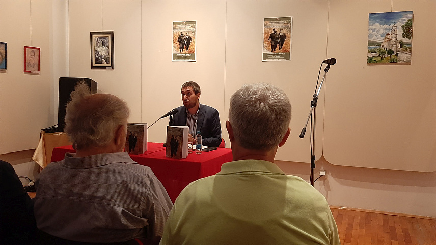 ФОЧА, 8. СЕПТЕМБРА /СРНА/ - Историчар Немања Девић на промоцији књиге "Босанска голгота", коју је написао заједно са колегом Бојаном Димитријевићем.