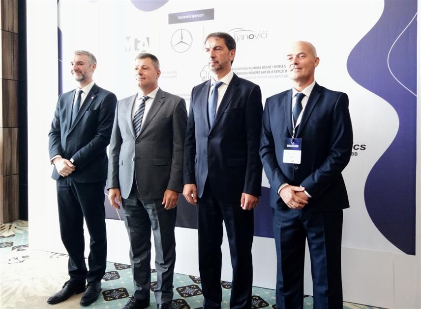 САРАЈЕВО, 8. СЕПТЕМБРА /СРНА/ - Министар комуникација и промета у Савјету министара Един Форто, предсједавајући Представничког дома Парламентарне скупштине БиХ Маринко Чавара,професор на Саобраћајном факултету у Београду Милорад Килибарда и потпредсједник Спољнотрговинске коморе БиХ Ахмет Егрлић на Првој међународној конференцији логистике у БиХ.