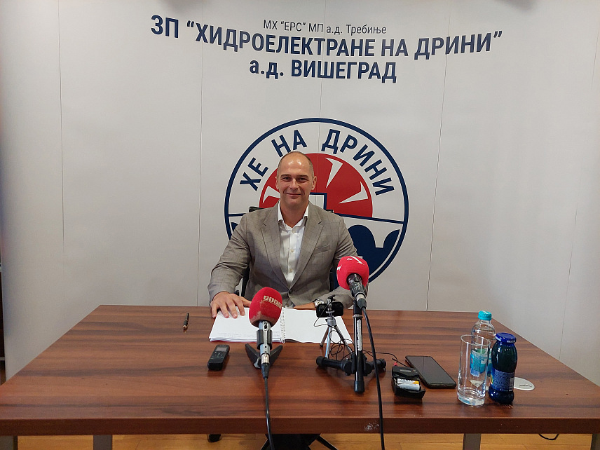 ВИШЕГРАД, 8. СЕПТЕМБРА /СРНА/ - Директор предузећа "Хидроелектране на Дрини" Вишеград Недељко Перишић на конференцији за новинаре.