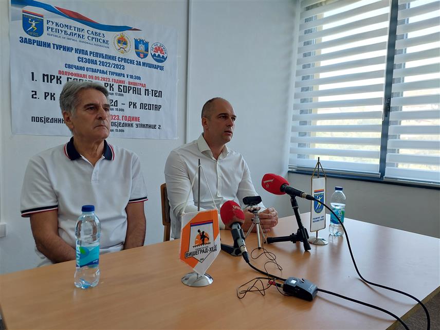 ВИШЕГРАД, 8. СЕПТЕМБРА /СРНА/ -Предсједник Рукометног клуба "Вишеград ХЕД" Чедомир Гузина и предсједник Организационог одбора Недељко Перишић на конференцији за новинаре.