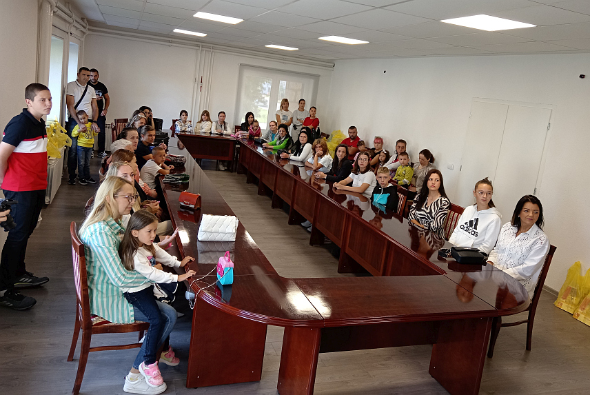 СОКОЛАЦ, 8. СЕПTЕМБРА /СРНА/ - Соколачко Удружење "Мајка и дијете" уручило је данас 55 комплета нових уџбеника од петог до деветог разреда за дјецу из вишечланих породица.