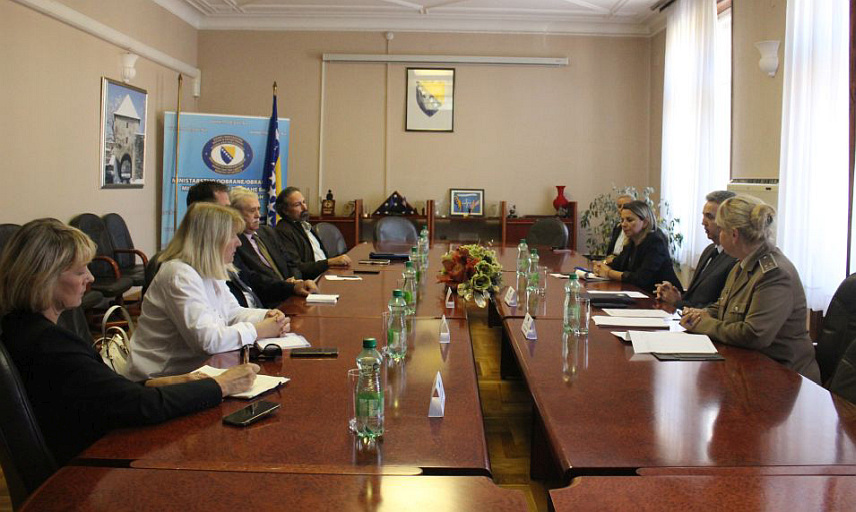 САРАЈЕВО, 8. СЕПТЕМБРА /СРНА/ - Новоименованe амбасадорe БиХ у пет земаља примио је замјеник министра одбране Зоран Шајиновић са сарадницима.