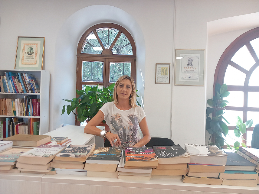 ТРЕБИЊЕ, 8. СЕПТЕМБРА /СРНА/ - Књижничар у Народној библиотеци Требиње Мирела Ћук.