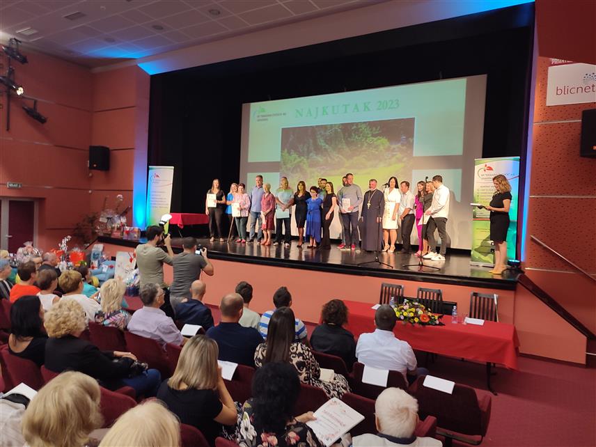 ГРАДИШКА, 8. СЕПТЕМБРА /СРНА/ - Винка Нежић из Романоваца код Градишке награђена је за најљепше уређен балкон, а њена суграђанка Марица Ђуричић за најуређеније двориште на конкурсу "Најкутак 2023", који је данас завршен.