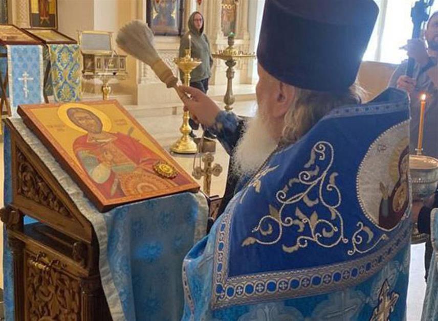 БИЈЕЉИНА, 8. СЕПТЕМБРА /СРНА/ - У Москви је војни свештеник Константин Татаринцев освештао икону Светог Александра Невског са честицом његових моштију, која ће бити пренесена 12. септембра у манастир посвећен овом светитељу у Угљевику, објављено је на сајту Епархије зворничко-тузланске.