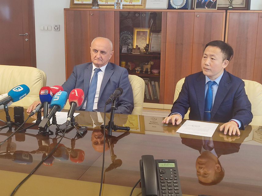 БАЊАЛУКА, 8. СЕПТЕМБРА /СРНА/ - Министар енергетике и рударства Републике Српске Петар Ђокић са директором пословне јединице компаније АВИК у Фочи Веј Пингом на конференцији за новинаре.