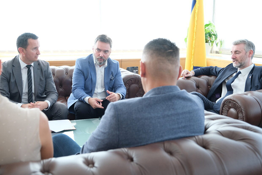 САРАЈЕВО, 8. СЕПТЕМБРА /СРНА/ - На иницијативу министра спољне трговине и економских односа у Савјету министара Сташе Кошарца данас је одржан радни састанак у вези са формирањем интегрисаних граничних прелаза, на коме је оцијењено да би то омогућило бржи проток људи и робе, смањило застој на граничним прелазима, олакшало спољнотрговински промет и унаприједило пословања домаћих привредника.