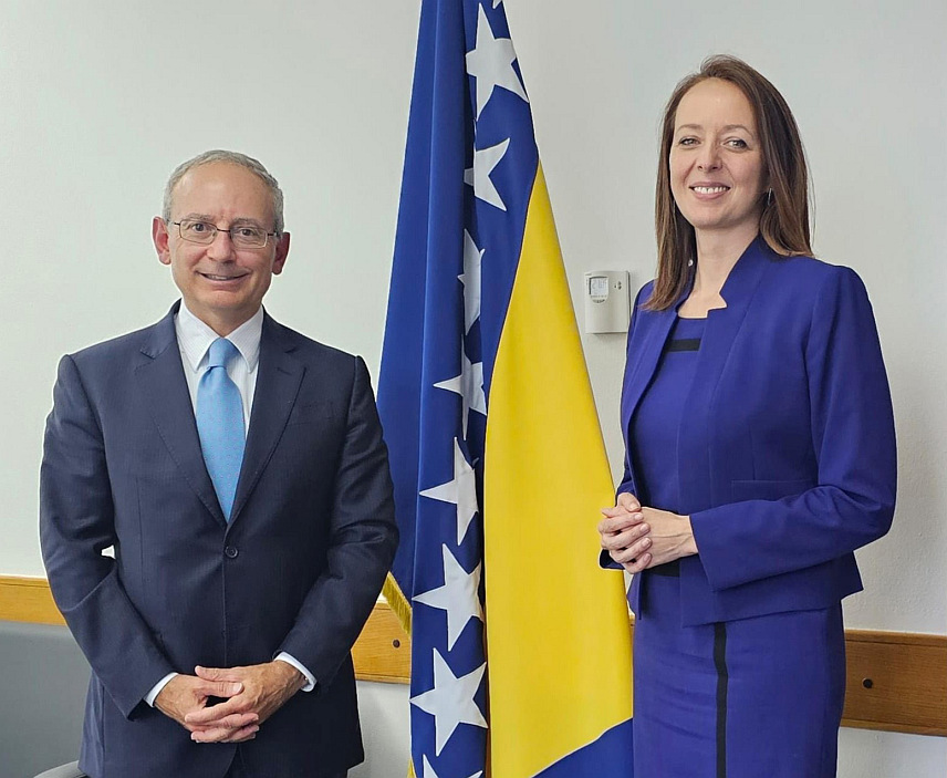 САРАЈЕВО, 9. СЕПТЕМБРА /СРНА/ - Министар цивилних послова у Савјету министара Дубравка Бошњак разговарала је данас у Сарајеву са амбасадором Италије у БиХ Марком Ди Руцом.