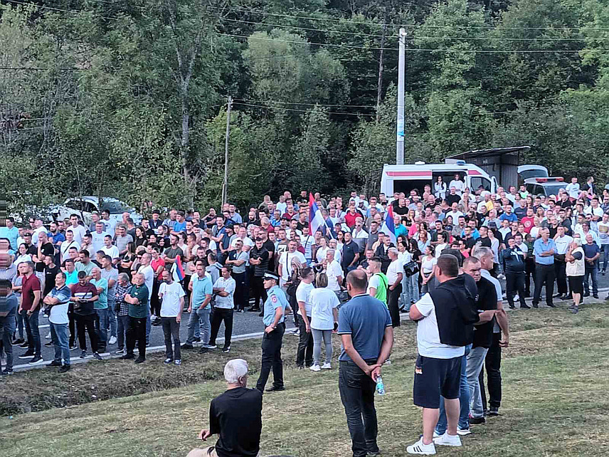 ВЛАСЕНИЦА, 8. СЕПТЕМБРА /СРНА/ - На међуентитетској граници у Лукама почео је мирни скуп грађана у знак подршке предсједнику Републике Српске Милораду Додику и вршиоцу дужности директора "Службеног гласника Српске" Милошу Лукићу против којих је Тужилаштво БиХ подигло оптужницу.