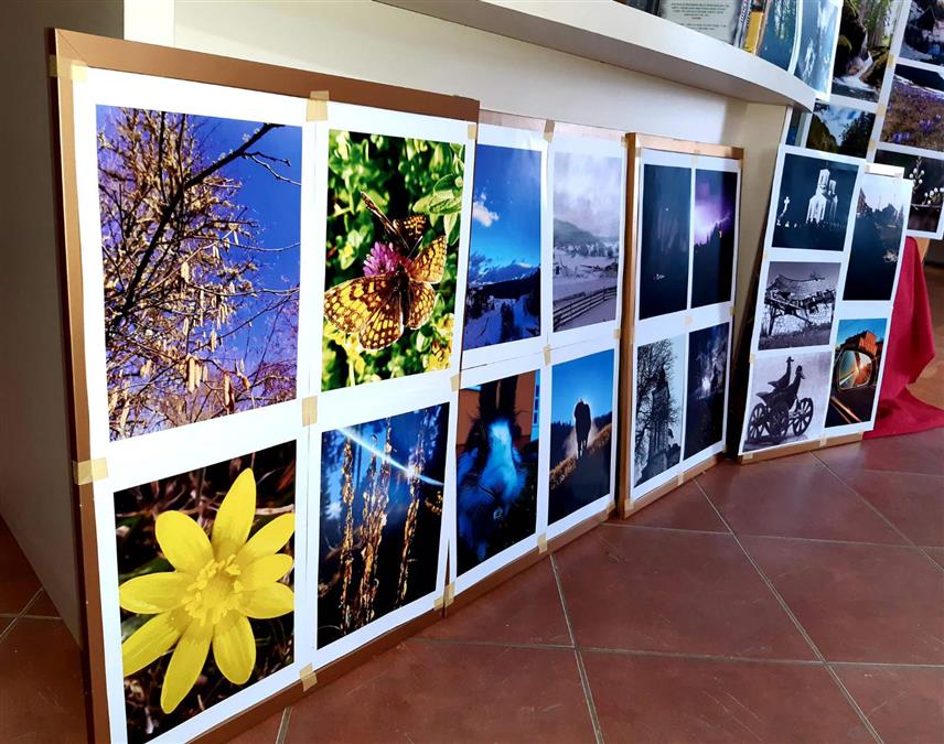 СОКОЛАЦ, 8. СЕПTЕМБРА /СРНА/ - У Народној библитеци на Сокоцу данас је постављена изложба фотографија "Tрагом завичаја - четири годишња доба" пет ученица Средњошколског центра "Василије Острошки" у овом мјесту.