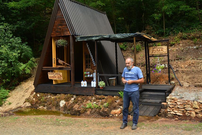 СРЕБРЕНИЦА, 9. СЕПТЕМБРА /СРНА/ - Двојица житеља Сребренице Милорад Коловић и Мирко Секулић налазе начин да дају свој допринос туристичкој понуди и остваре одређене приходе правећи разне сувенире са мотивима Сребренице.