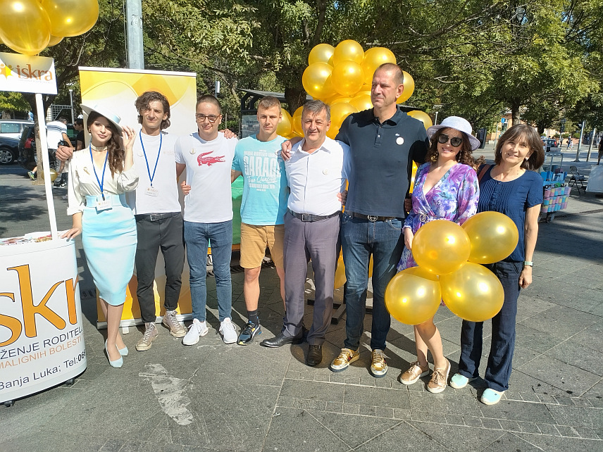 БАЊАЛУКА, 9. СЕПТЕМБРА /СРНА/ - Предсједник Удружења родитеља дјеце обољеле од малигних болести "Искра" Милан Берић на бањалучком Тргу Крајине грађанима дијелио промотивни материјал с циљем скретања пажње са којима се суочавају дјеца обољела од рака, у оквиру глобалне кампање "Златни септембар".