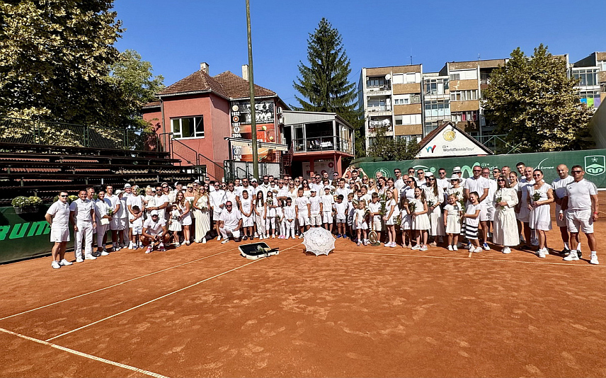 ПРИЈЕДОР, 9. СЕПТЕМБРА /СРНА/ - На теренима Тениског клуба "Др Младен Стојановић" у Приједору отворен је Седми бијели турнир под слоганом "Сви у бијелом као некад" на којем се очекује 60 до 70 учесника из Аустрије, Србије, Хрватске и БиХ.