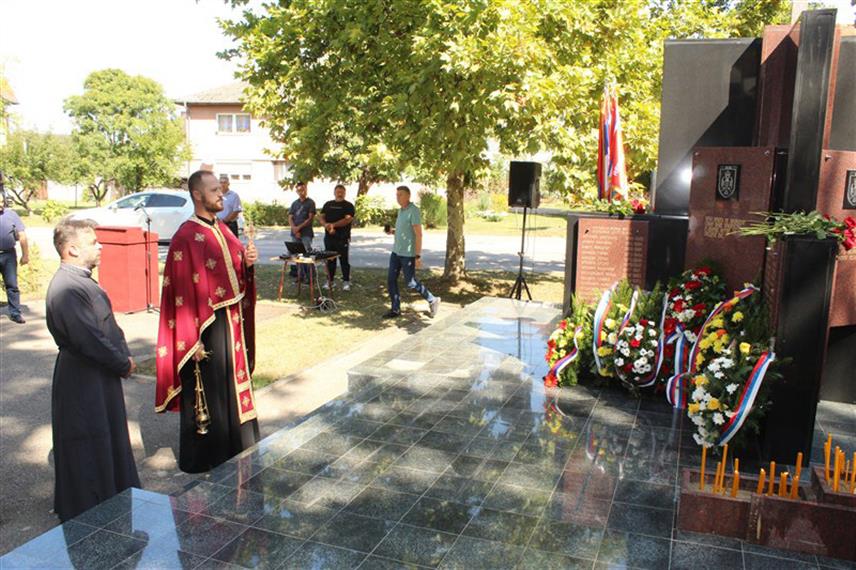 СРБАЦ, 9. СЕПТЕМБРА /СРНА/ - Служењем парастоса, полагањем цвијећа и прислуживањем свијећа на спомен костурници на градском гробљу, спомен соби и централном спомен-обиљежју данас су обиљежени Дани сјећања на страдање Српчана на возућком ратишту.