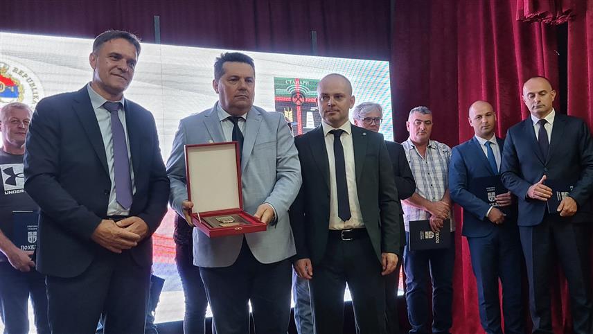 СТАНАРИ, 9. СЕПТЕМБРА /СРНА/ - Предсједнику Народне скупштине Републике Српске Ненаду Стевандићу уручена Повеља заслужног грађанина са златним грбом за посебан допринос развоју Станара.