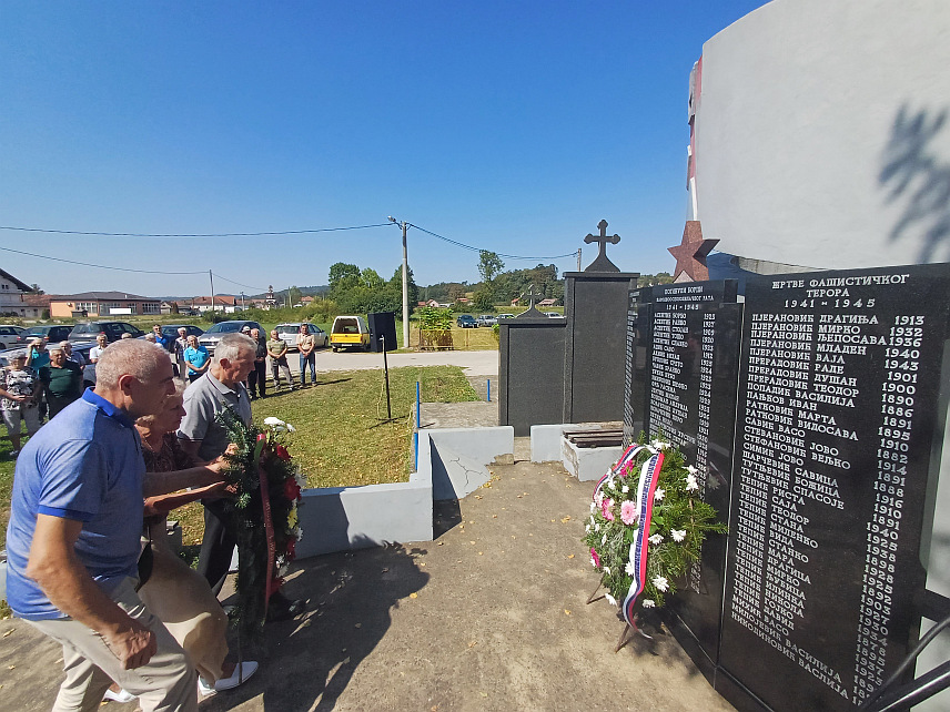 ДЕРВЕНТА, 9. СЕПТЕМБРА /СРНА/ - Испред спомен-обиљежја борцима НОР-а у дервентском насељу Луг данас је обиљежен 9. септембар - Дан првог покушаја ослобођења Дервенте у Другом свјетском рату.