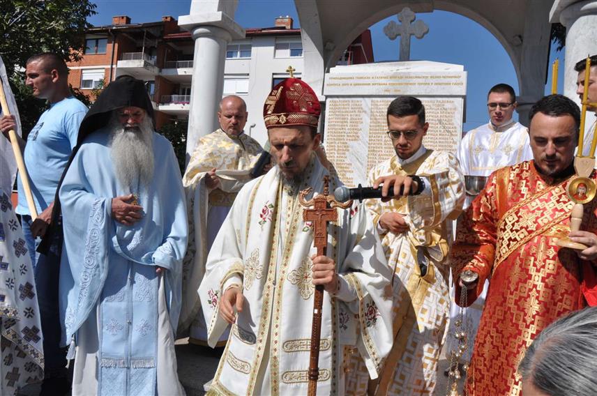 ГАЦКО, 9. СЕПTЕМБРА /СРНА/ - У Гацку је освештан нови споменик припадницима Голијске и Гатачке бригаде Невесињског корпуса Југословенске војске у отаџбини /ЈВуО/ и цивилним жртавама комунистичког терора у тој општини од 1941. до 1950. године, а литургију је служио Његово преосвештенство епископ захумско- херцеговачки и приморски Димитрије.