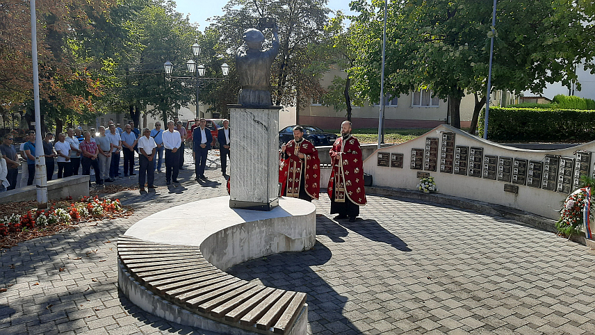 ПРЊАВОР, 9. СЕПТЕМБРА /СРНА/ -Обиљежавање Дана РВИ града Прњавор- парастос и полагања вијенаца.