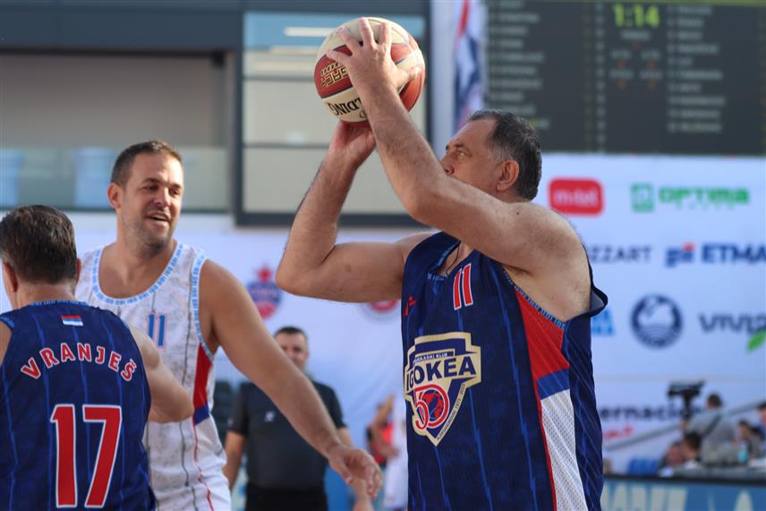 БАЊАЛУКА, 9. СЕПТЕМБРА /СРНА/ - Предсједник Републике Српске Милорад Додик на утакмици између ветерана "Игокее", у којој наступа, и ветерана пријатеља.