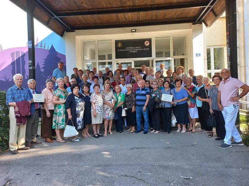 ПРИЈЕДОР, 9. СЕПТЕМБРА /СРНА/ - У Приједору је данас одржано дружење учитеља свих генерација Учитељске школе "Радмило Стефановић" од 1960. до 1972. године која је у том периоду изњедрила више од 1.000 учитеља.