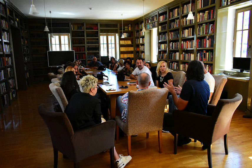 ВИШЕГРАД, 9. СЕПТЕМБРА /СРНА/ - Брзина објављивања вијести и информација, прецизност, смисао за језик и познавање граматике - основ су новинарства, рекла је вршилац дужности директора Новинске агенције Републике Српске - СРНА Татјана Парађина у Андрићграду гдје се одржава дводневни семинар за запослене у овој агенцији.