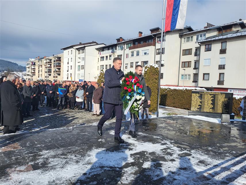 ПАЛЕ,10. ЈАНУАРА/СРНА/- Полагањем вијенаца на Централно спомен-обиљежје погинулим борцима Одбрамбено-отаџбунског рата, данас је на Палама почело обиљежавање Дана Републике, које организују општина Пале, Општинска борачка организација и Установа за културу.