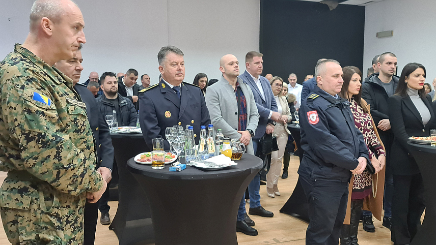 ДОБОЈ, 10. ЈАНУАРА /СРНА / - Град Добој ће се у складу са усвојеним плановима инфраструктурно ширити према југу и у том правцу већ је измијењен дио регулационих планова, док су радници "Електро-Добоја" изградили неопходну трафостаницу.Пријем Градске управе поводом Божића и Дана Републике Српске.