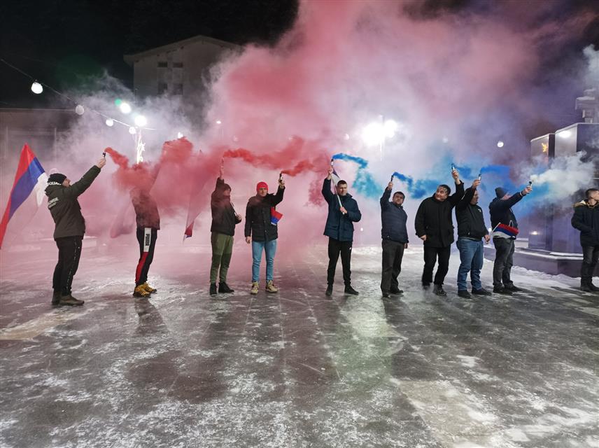 КОТОР ВАРОШ, 10. ЈАНУАРА /СРНА/ - Которварошани су вечерас развили заставу Републике Српске дугу 32 метра и свечаним дефилеом од кино-сале до Општинске управе обиљежили 32. рођендан Српске.