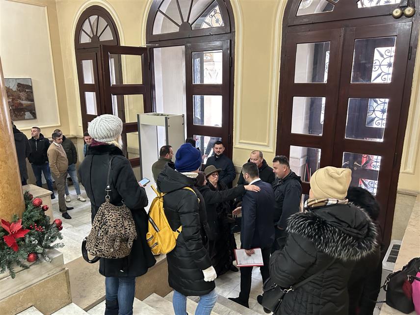 БАЊАЛУКА, 11. ЈАНУАРА /СРНА/ - У Градској управи су се јутрос поново окупили незадовољани родитељи и старатељи особа са потешкоћама у развоју али и предсједници неколико бањалучких мјесних заједница.