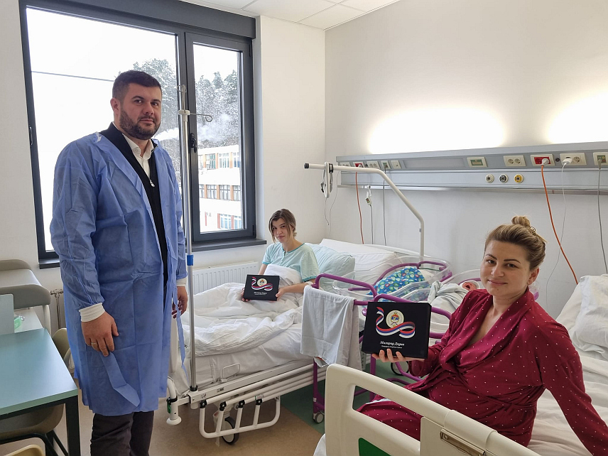 ИСТОЧНО САРАЈЕВО, 11. ЈАНУАРА /СРНА/ - У име предсједника Републике Српске Милорада Додика, директор Болнице "Србија" Небојша Шешлија уручио је златнике за три бебе рођене у овој болници на Дан Републике Српске - 9. јануара.