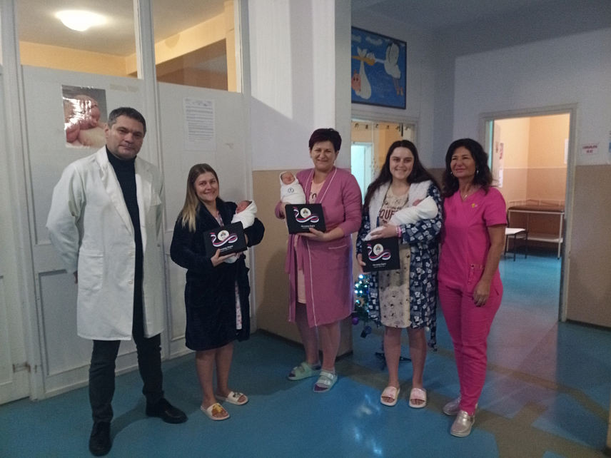 ГРАДИШКА, 11. ЈАНУАРА /СРНА/ - Директор Болнице Градишка Рајко Додик уручио је данас, у име предсједника Републике Српске Милорада Додика, златнике за три бебе рођене у породилишту ове здравствене установе на Дан Републике - 9. јануара.