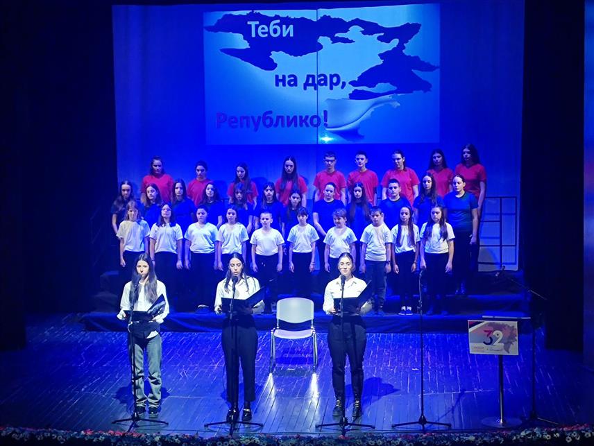 ПРИЈЕДОР, 11. ЈАНУАРА /СРНА/ - Свечана академија "Теби на дар, Републико!", у оквиру које је приређена промоција ликовних и литерарних радова више од 2.500 младих који су инспирацију нашли у љубави према својој отаџбини, одржана је данас у Приједору у част 9. јануара - Дана Републике, у организацији Републичког педагошког завода и града Приједора.