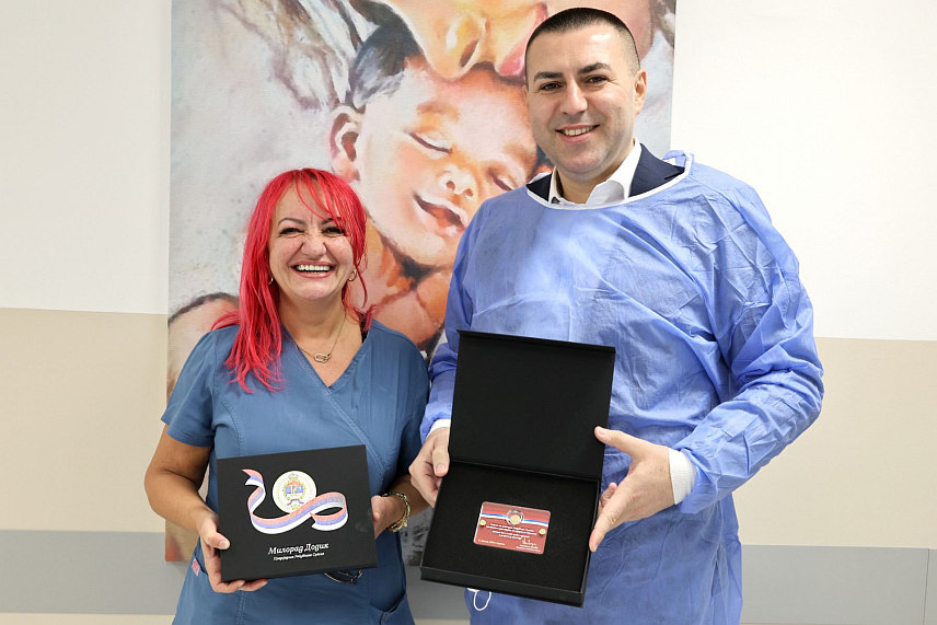 ЗВОРНИК, 11. ЈАНУАРА /СРНА/ - Мајке које су у уторак, 9. јануара, у Зворнику на свијет донијеле бебе Иву и Миленка добиле су данас златнике којима предсједник Републике Српске Милорад Додик дарује дјецу рођену 9. јануара