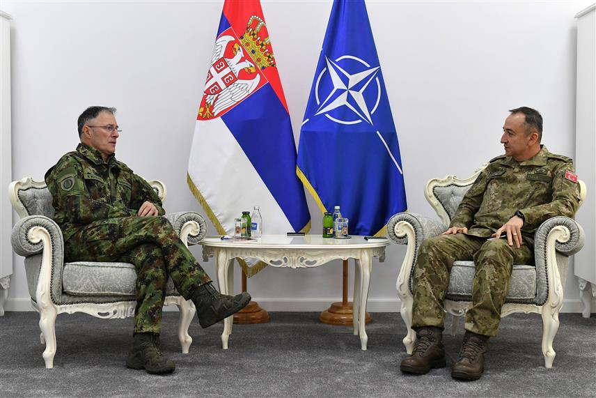 БЕОГРАД, 11. ЈАНУАРА /СРНА/ - Начелник Генералштаба Војске Србије генерал Милан Мојсиловић разговарао је са командантом Кфора генерал-мајором Озканом Улуташом.