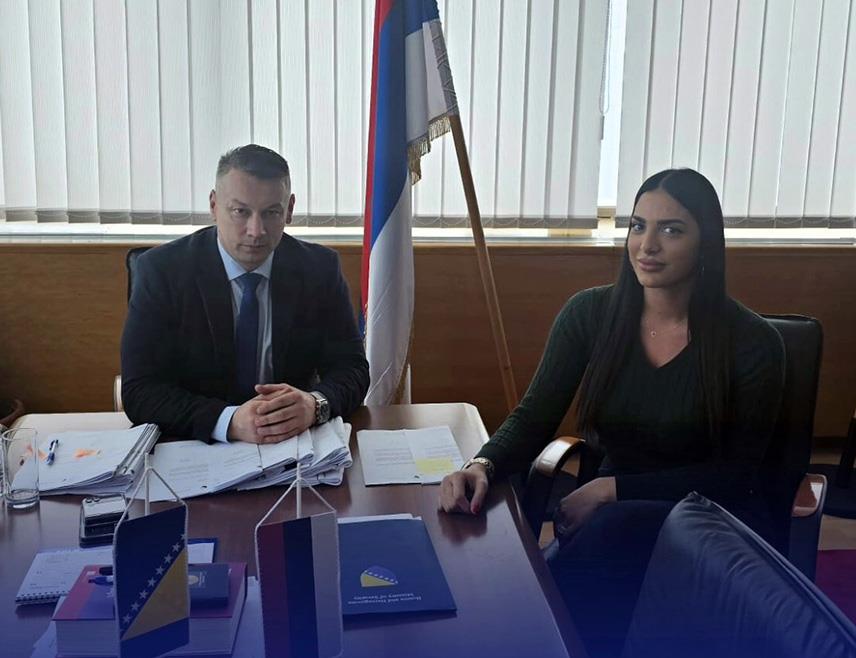 САРАЈЕВО, 11. ЈАНУАРА /СРНА/ - Министар безбједности у Савјету министара Ненад Нешић затражио је од надлежних институција заштиту Јоване Симовић са Пала, али и свих грађана који су ових дана изложени пријетњама на националној основи јер славе Дан Републике Српске.