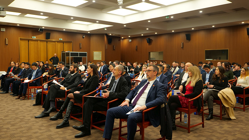 БЕОГРАД, 11. ЈАНУАРА /СРНА/ - У Кинеском културном центру у Београду одржан је дијалог о пријатељској размјени младих кине и Србије под називом "Млади, снови и развој" на којем су млади говорили о дијељењу развојних могућности "Појаса и пута".
