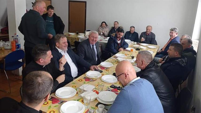 ПЕТРОВО, 11. ЈАНУАРА /СРНА / - Представници Мјесне заједнице Кртова у општини Петрово организовало је традиционално божићно и новогодишње дружење на којем је са представницима ове општине и федералног Лукавца.